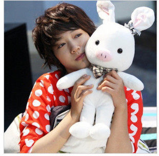 韩剧美男中超可爱的兔子毛绒玩具