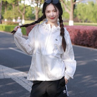 阿迪达斯三叶草女装2026夏季梭织防晒衣连帽防风衣休闲外套JD6381