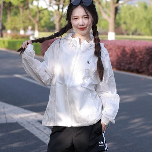 阿迪达斯三叶草女装2026夏季梭织防晒衣连帽防风衣休闲外套JD6381