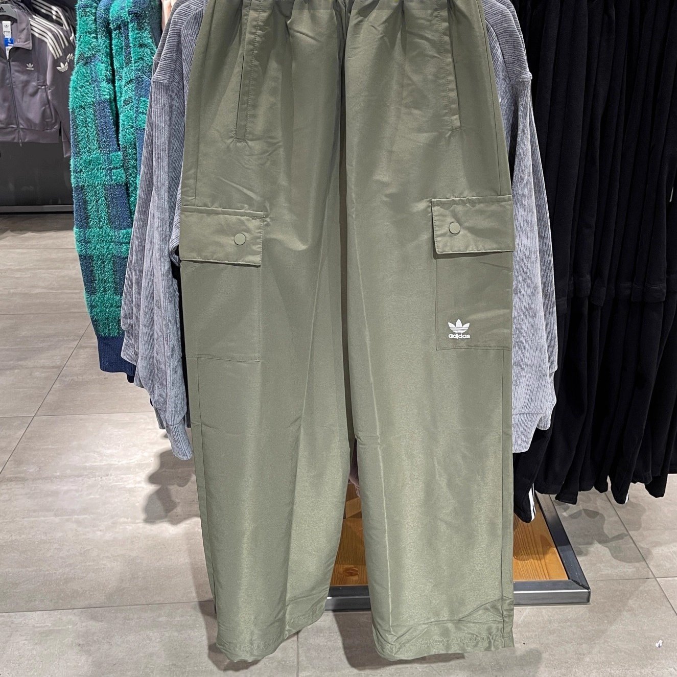 阿迪达斯三叶草女士长裤Adidas新款宽松透气阔腿运动工装裤IX9972,运动服/休闲服装,运动长裤,淘宝优惠券,粉丝福利购,淘宝优惠卷
