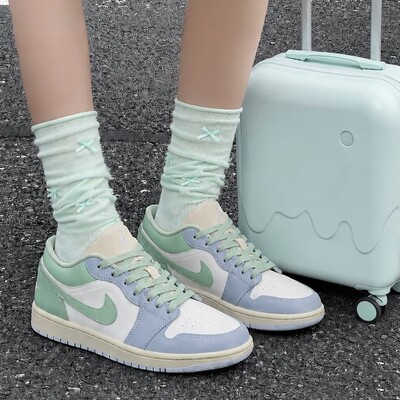 Nike耐克女鞋air Jordan 1 AJ1刺绣低帮鞋运动复古板鞋DC0774-108