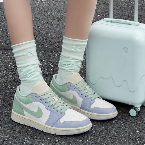 Nike耐克女鞋air Jordan 1 AJ1刺绣低帮鞋运动复古板鞋DC0774-108