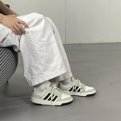 阿迪达斯Adidas低帮运动板鞋