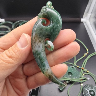 河南南阳玉独山玉独玉透水天蓝料凤首龙牙刀吊坠挂件创意玉雕