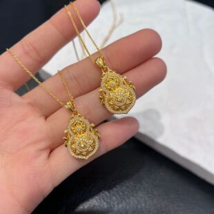 18k金葫芦吊坠au750彩金点钻花丝莲花吊坠人生四美轻奢百搭锁骨链