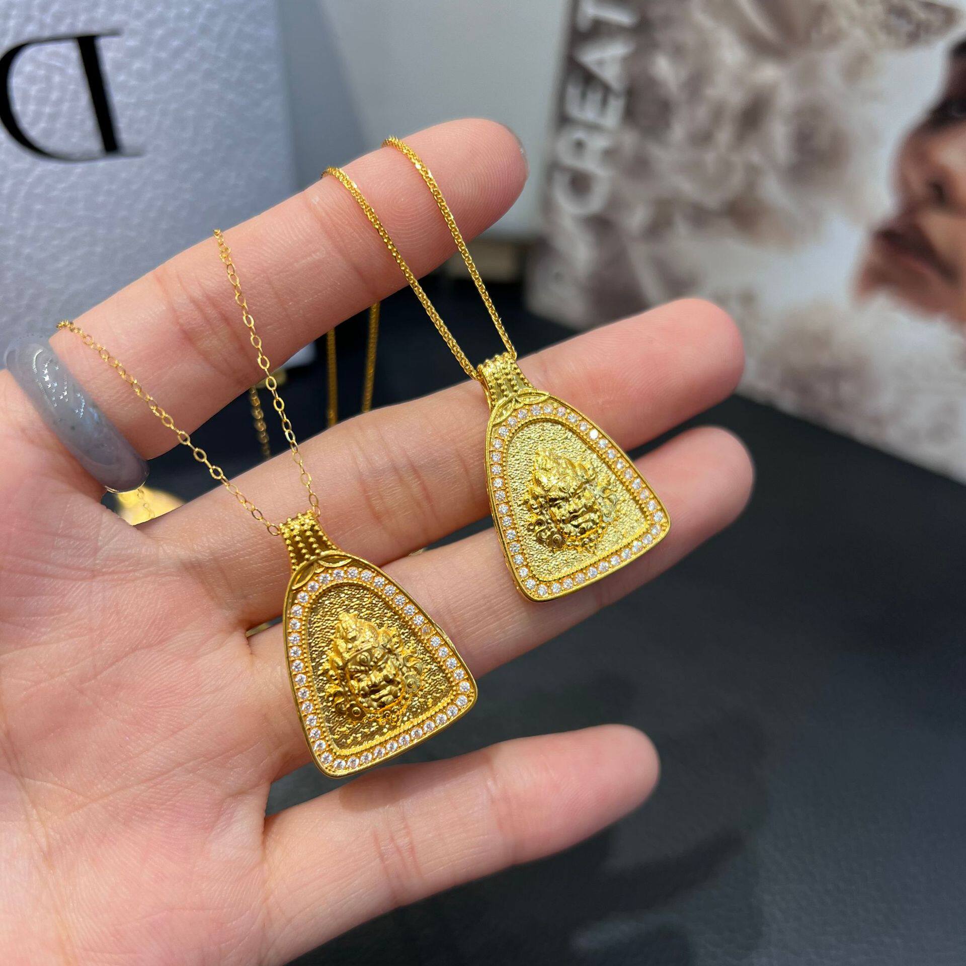 18k金黄财神吊坠au750彩金镶钻守护神项链新中式国风女精致锁骨链