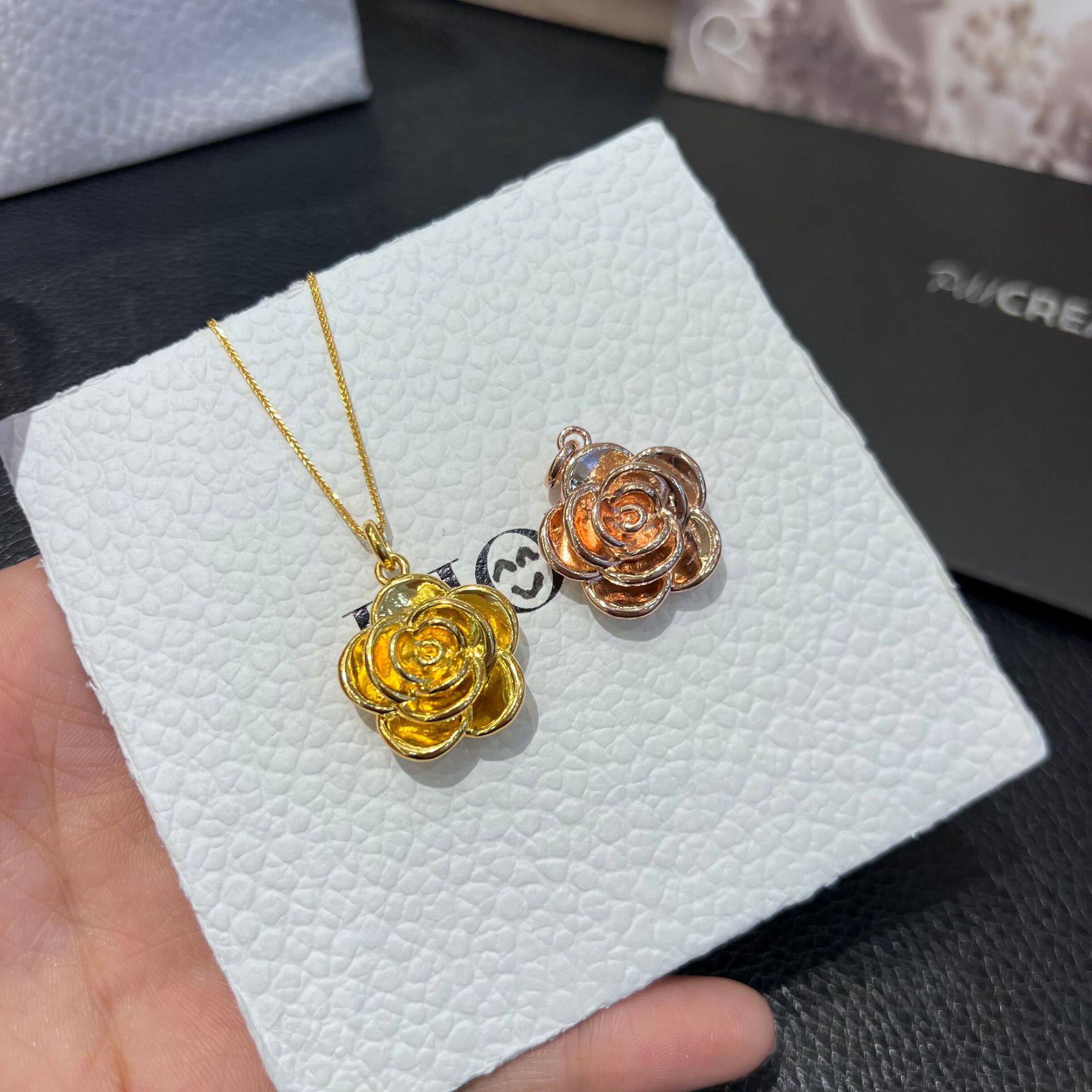 18K玫瑰花吊坠Au750彩金吊坠简约项链挂饰送女友爆款黄金批发