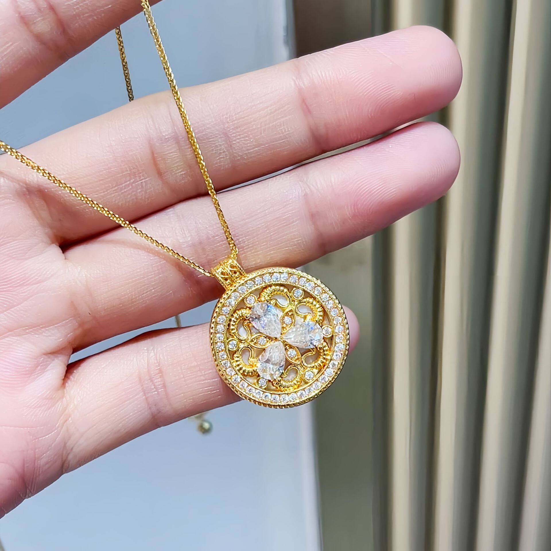 18k 金三(羊)阳开泰吊坠国潮轻奢锁骨链水贝珠宝源头工厂