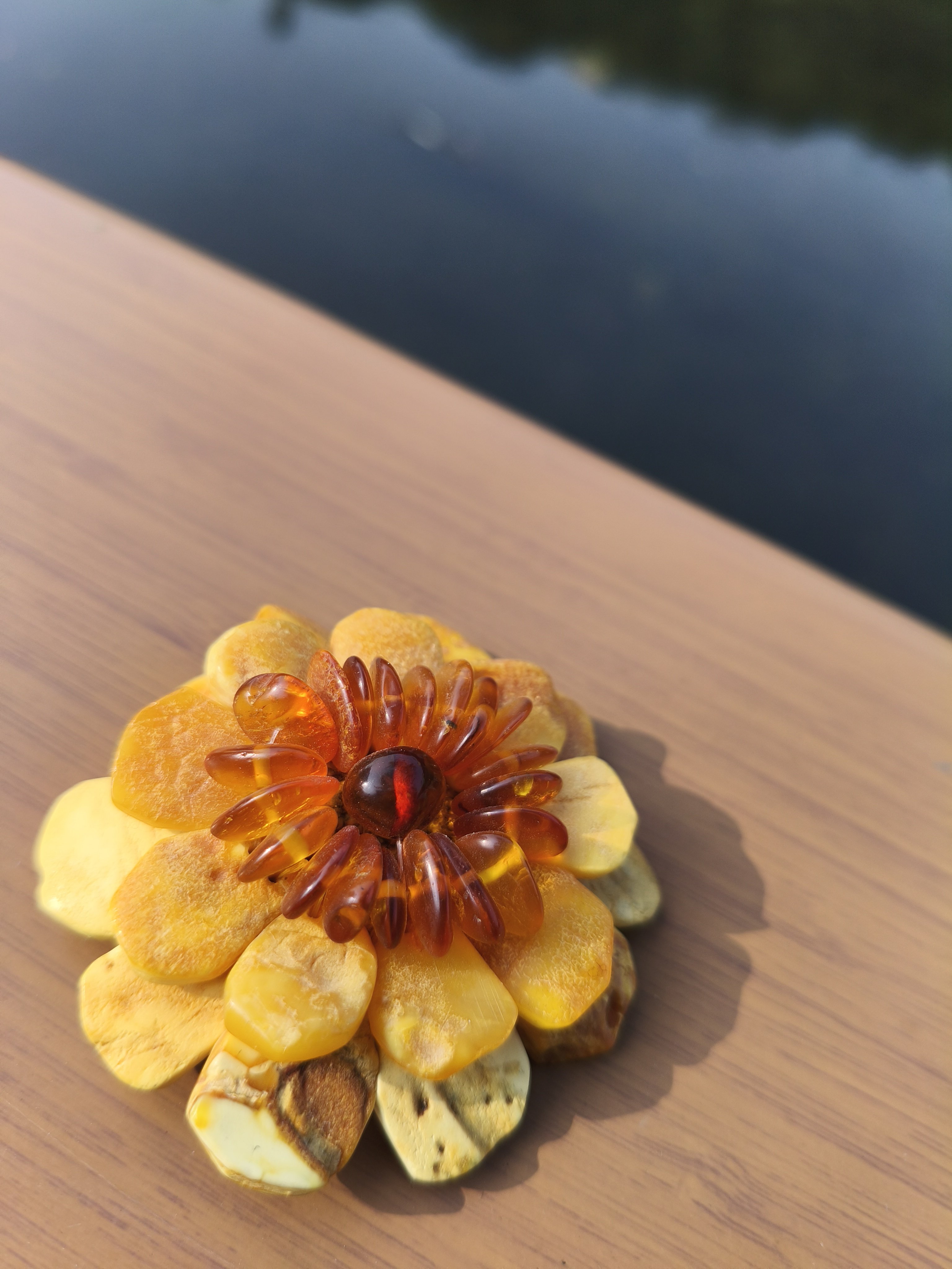 俄罗斯进口天然蜜蜡花朵胸针  颈饰