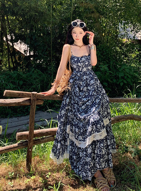 蓝色碎花吊带连衣裙气质温柔设计感小众长裙子云南新疆旅游穿搭