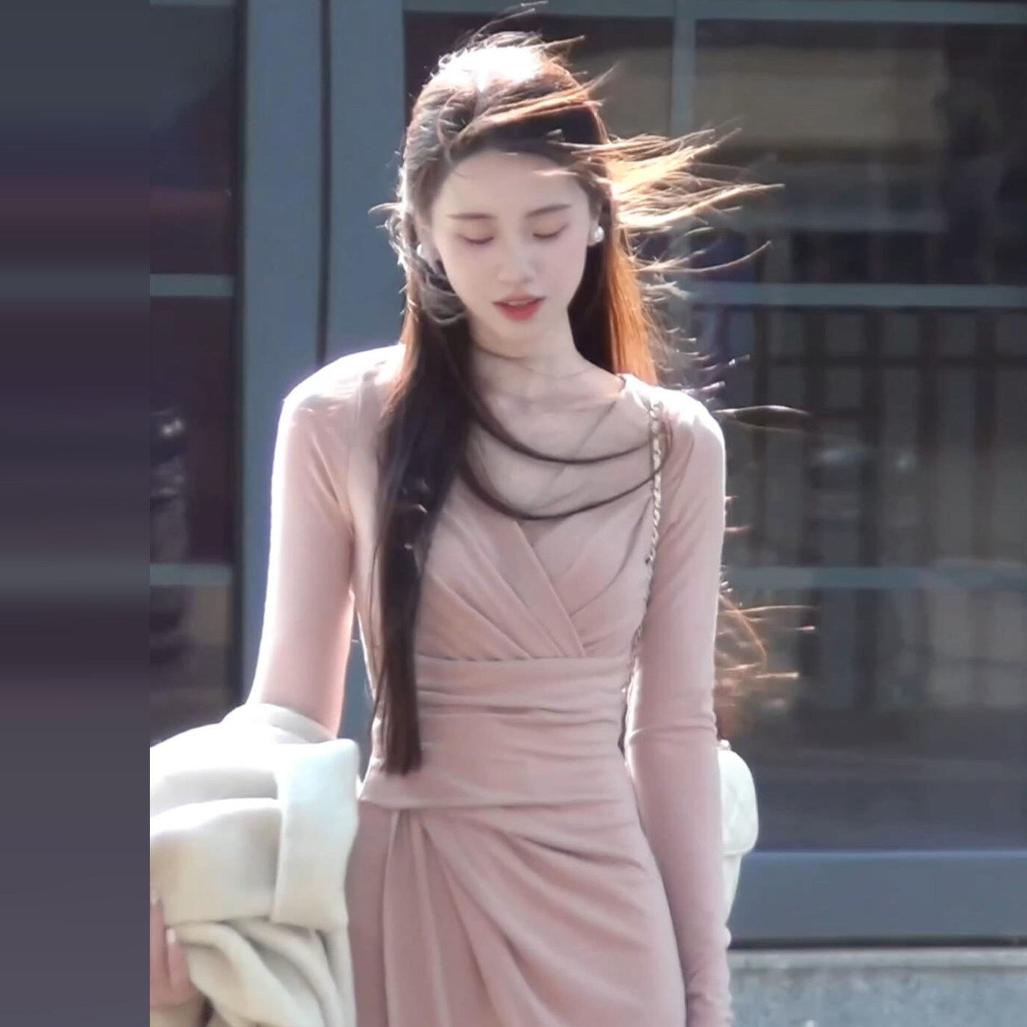 2025新款法式v领粉色针织连衣裙子女秋冬季大衣内搭褶皱收腰长裙,女装/女士精品,连衣裙,淘宝优惠券,粉丝福利购,淘宝优惠卷