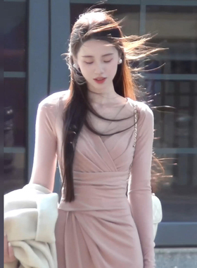 2025新款法式v领粉色针织连衣裙子女秋冬季大衣内搭褶皱收腰长裙