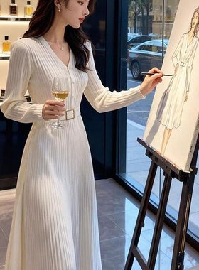 气质女神范白色V领针织打底连衣裙女2026秋冬新品高级感收腰A字裙