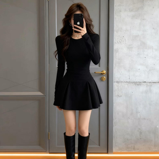 法式赫本风黑色长袖连衣裙女秋冬季2026新款内搭打底收腰a字短裙