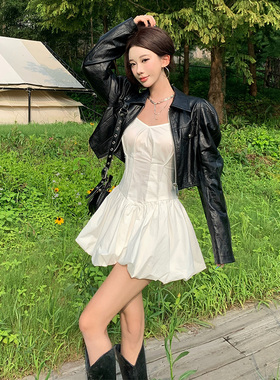 千禧古早风穿搭复古辣妹白色收腰连衣裙女花苞吊带裙搭配黑色皮衣