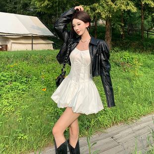 千禧古早风穿搭复古辣妹白色收腰连衣裙女花苞吊带裙搭配黑色皮衣