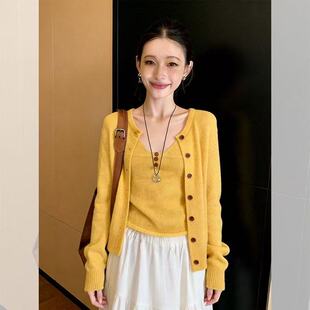 巨好看黄色吊带叠穿两件套上衣女早春穿搭小个子独特漂亮长袖 t恤