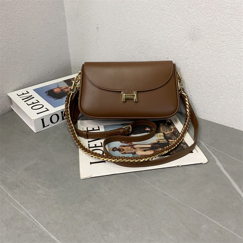 2025新款时尚小方包小众设计百搭链子腋下单肩包休闲纯色斜跨包女