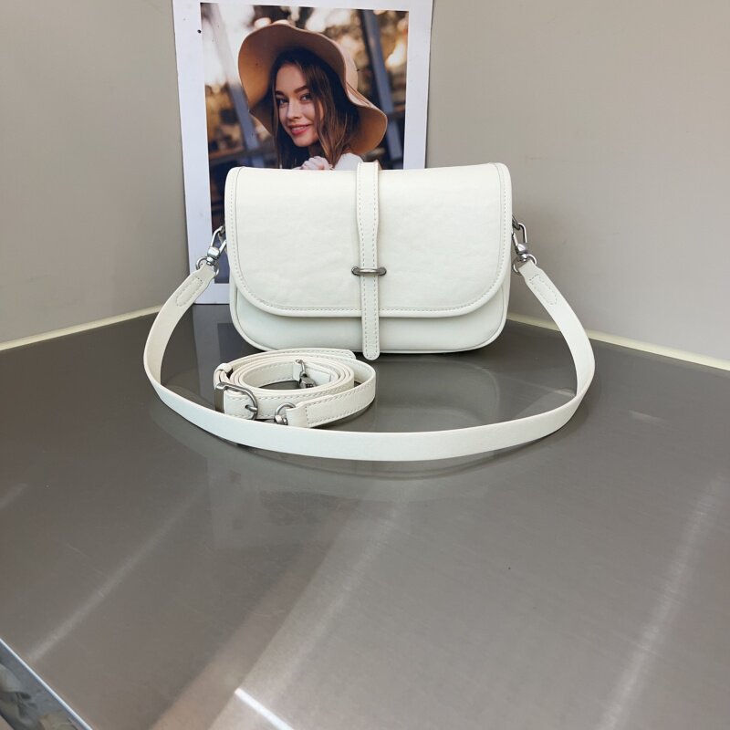 2026新款时尚潮流植鞣皮简约休闲软皮单肩包纯色百搭翻盖斜跨包女