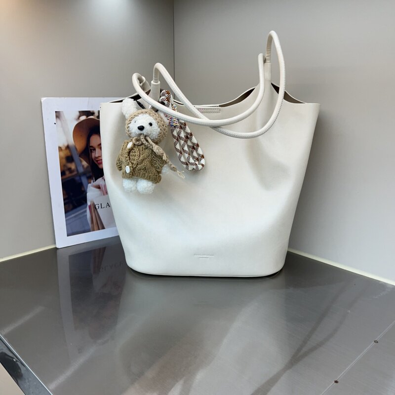 2026新款韩版油蜡皮水桶包通勤百搭大容量腋下单肩包质感手提包女