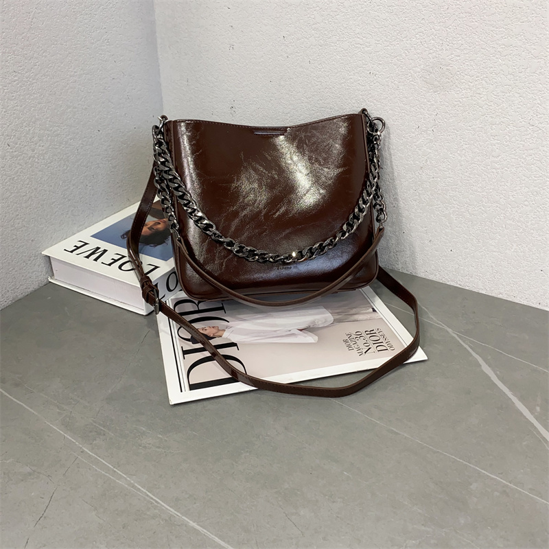 水桶包油蜡皮洋气链子单肩斜跨包