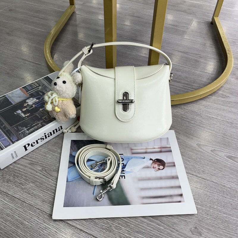 2026新款时尚油蜡皮小水桶包小众设计百搭锁扣手提包质感单肩斜跨