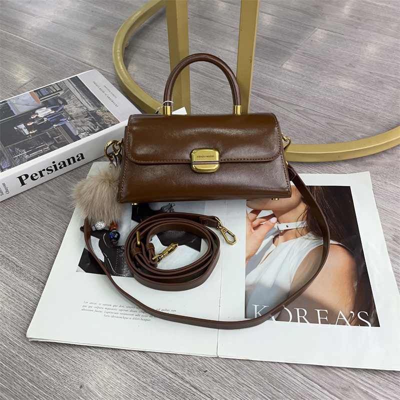 2025新款时尚油蜡皮小方包质感定型盒子包纯色手提包百搭单肩斜跨