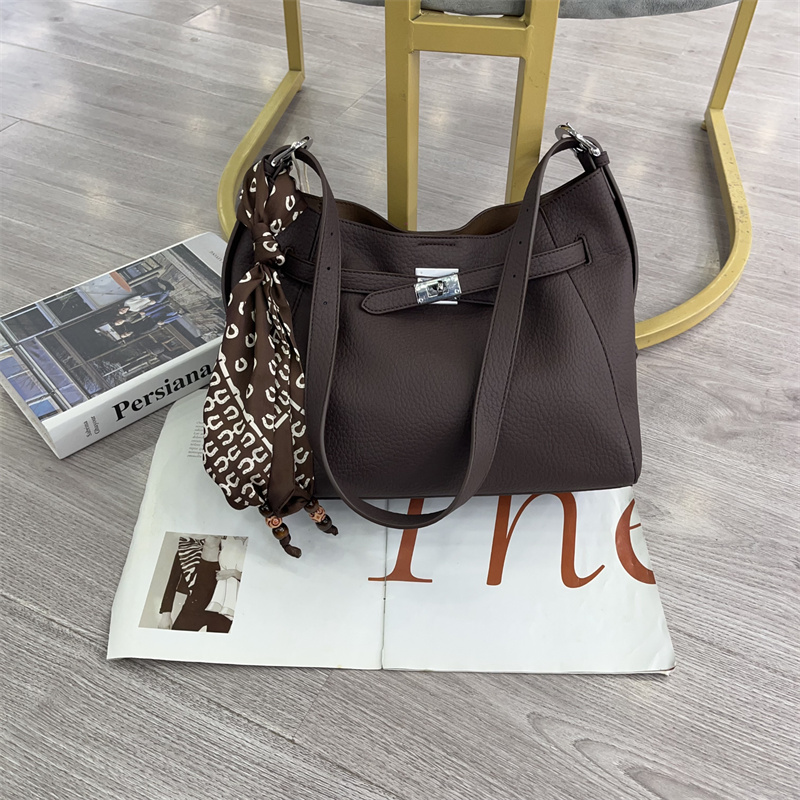 2025新款韩版时尚荔枝纹软皮托特包休闲皮带装饰单肩波纯色斜跨包