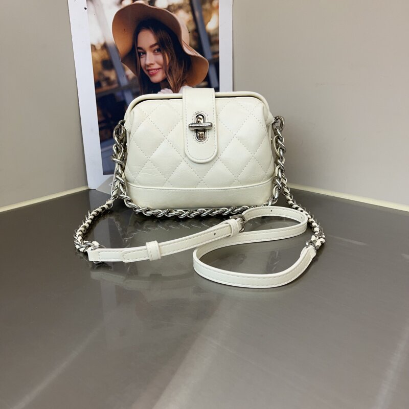 2026新款时尚菱格绣线迷你夹子包简约锁扣链子手提包定型单肩斜跨