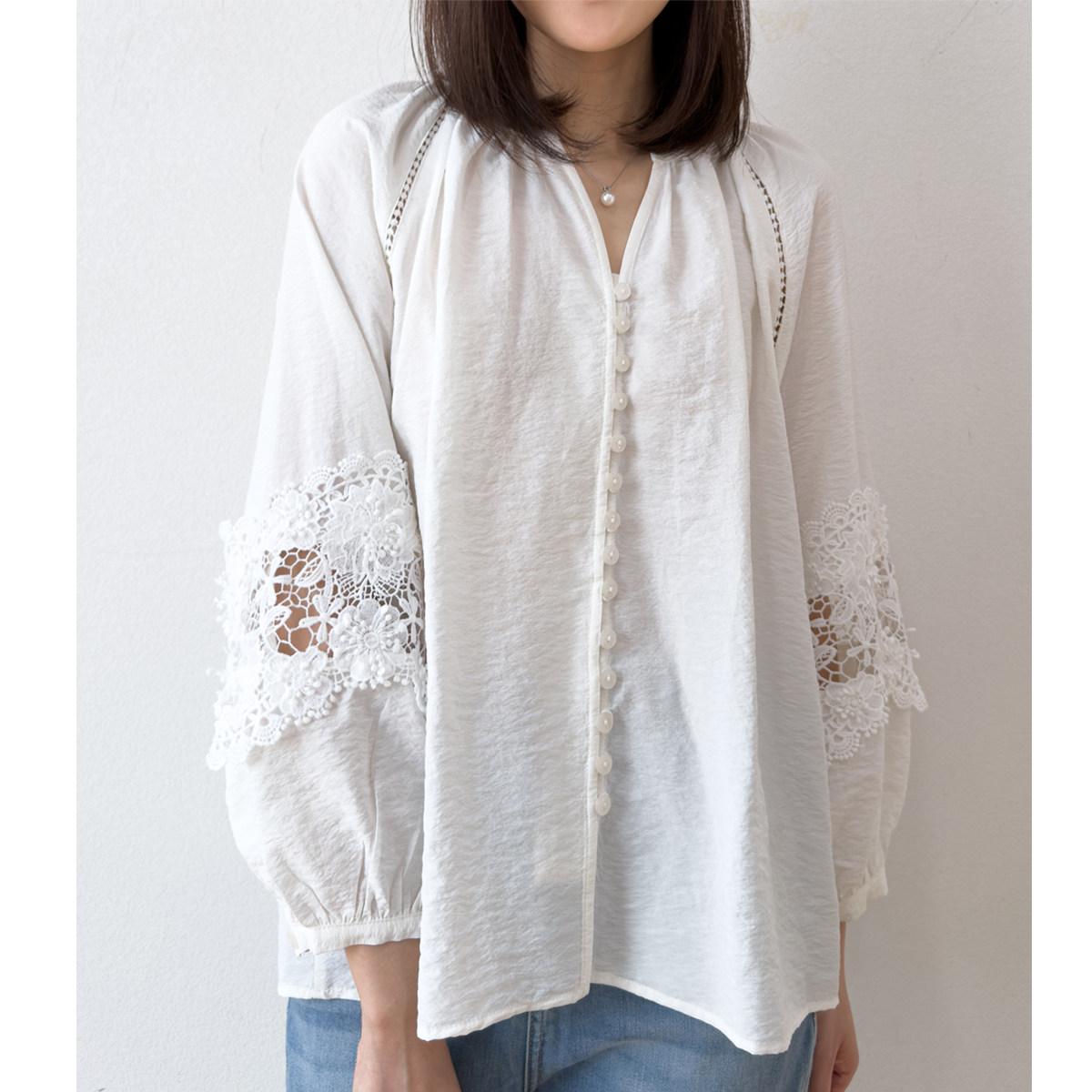 &ldquo;花园剪影&rdquo;镂空蕾丝浪漫V领灯笼袖宽松真丝干丝桑蚕丝衬衫白色