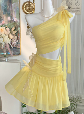 「夏日调色盘」浪漫限定 法式柠檬黄斜肩系带花朵收腰短裙连衣裙