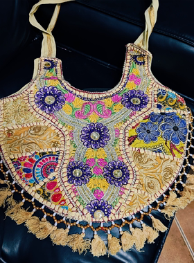 印度妇女手工刺绣黄色系半圆形流苏钉珠装饰单肩包孤品有拉链