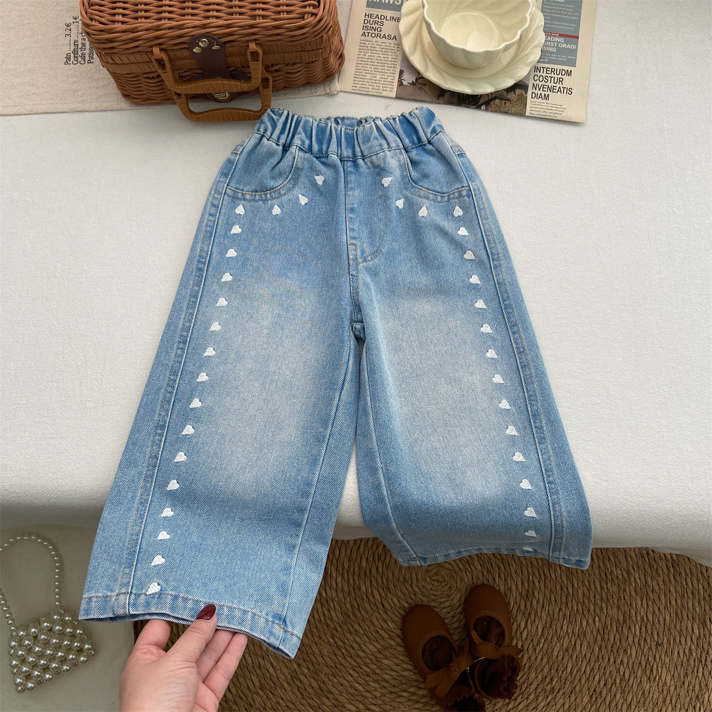 女童裤子2026新款春装韩系洋气牛仔裤直筒裤春秋季刺绣爱心长裤潮