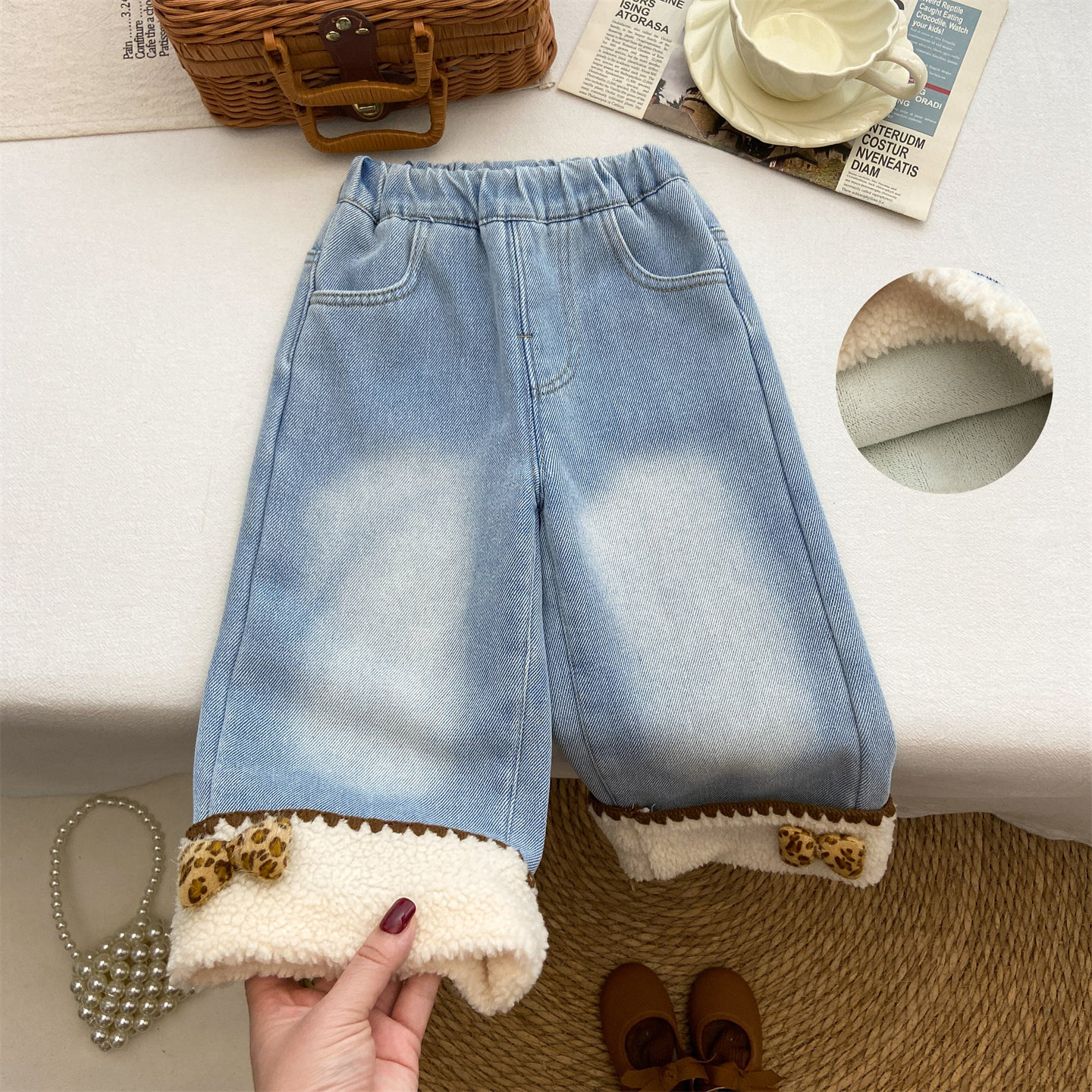 女童裤子2025新款加绒窄版直筒裤宝宝加厚羊羔毛翻边蝴蝶结牛仔裤