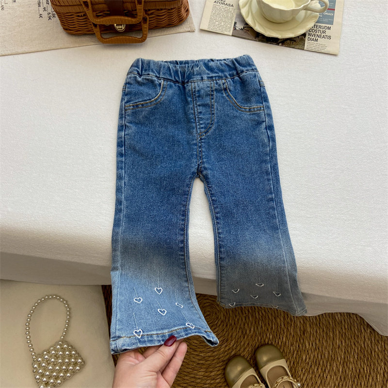 女童裤子2025春秋新款喇叭裤宝宝时髦牛仔裤刺绣爱心修身弹力长裤