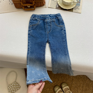 女童裤子2026春秋新款喇叭裤宝宝时髦牛仔裤刺绣爱心修身弹力长裤