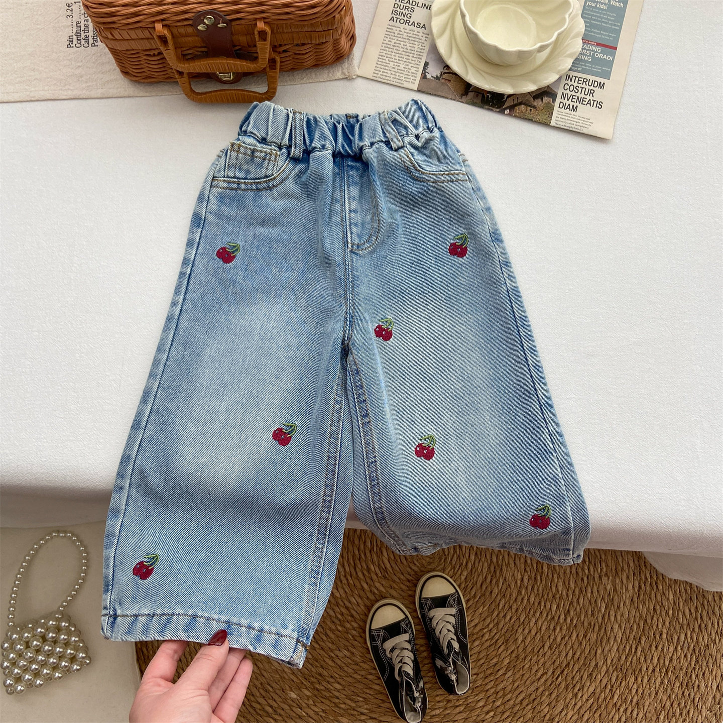 女童裤子春装2026新款时尚洋气春秋款牛仔裤精致刺绣樱桃直筒裤潮
