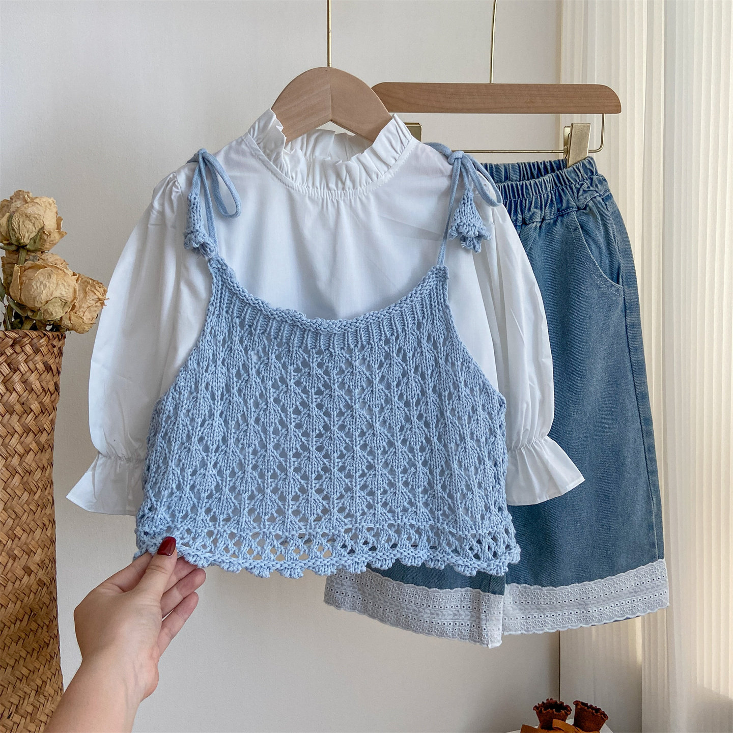 女童春套装2026新款洋气宝宝白色衬衫吊带衫针织衫直筒长裤牛仔裤