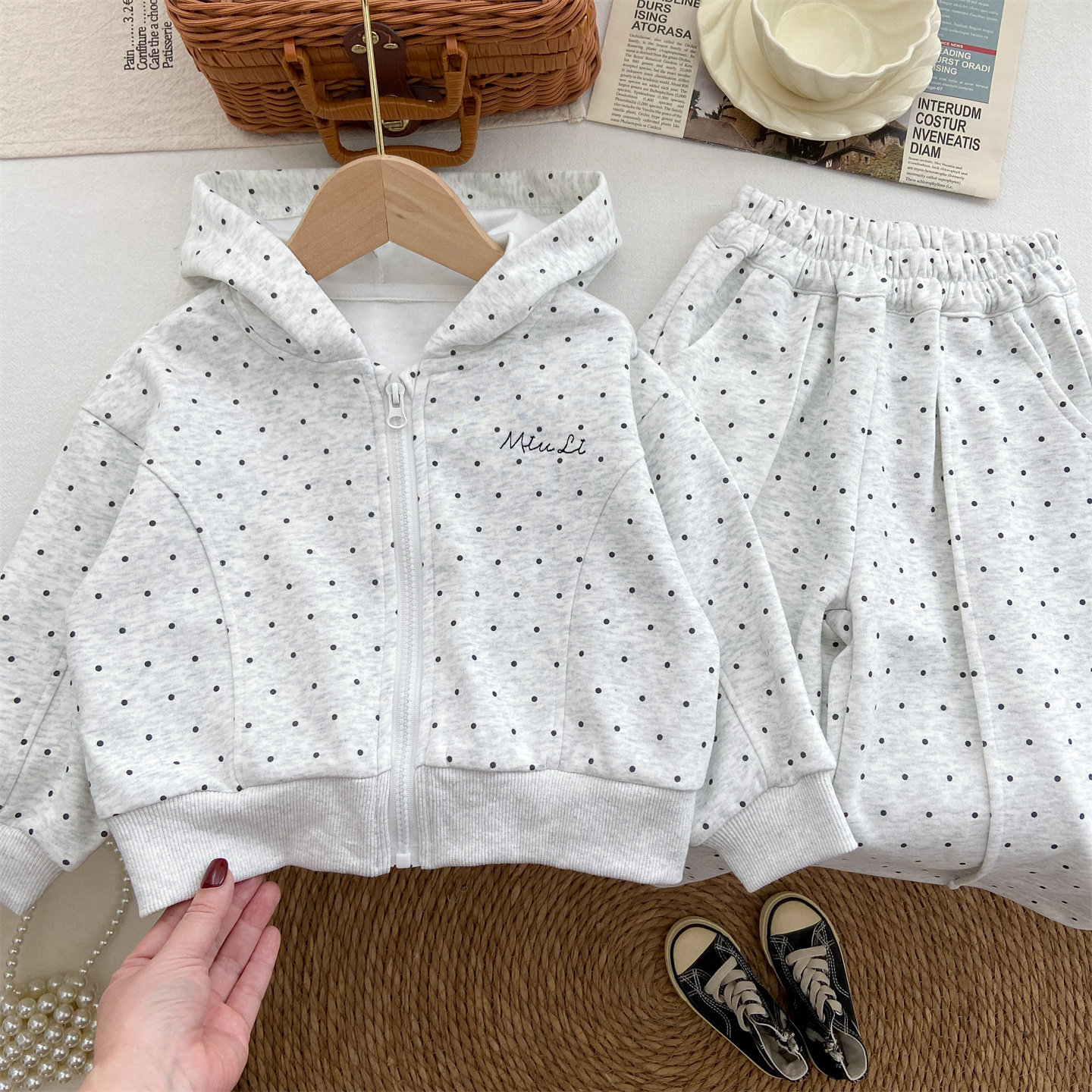 女童套装2026新款宝宝韩系洋气圆点连帽卫衣宽松直筒裤运动两件套