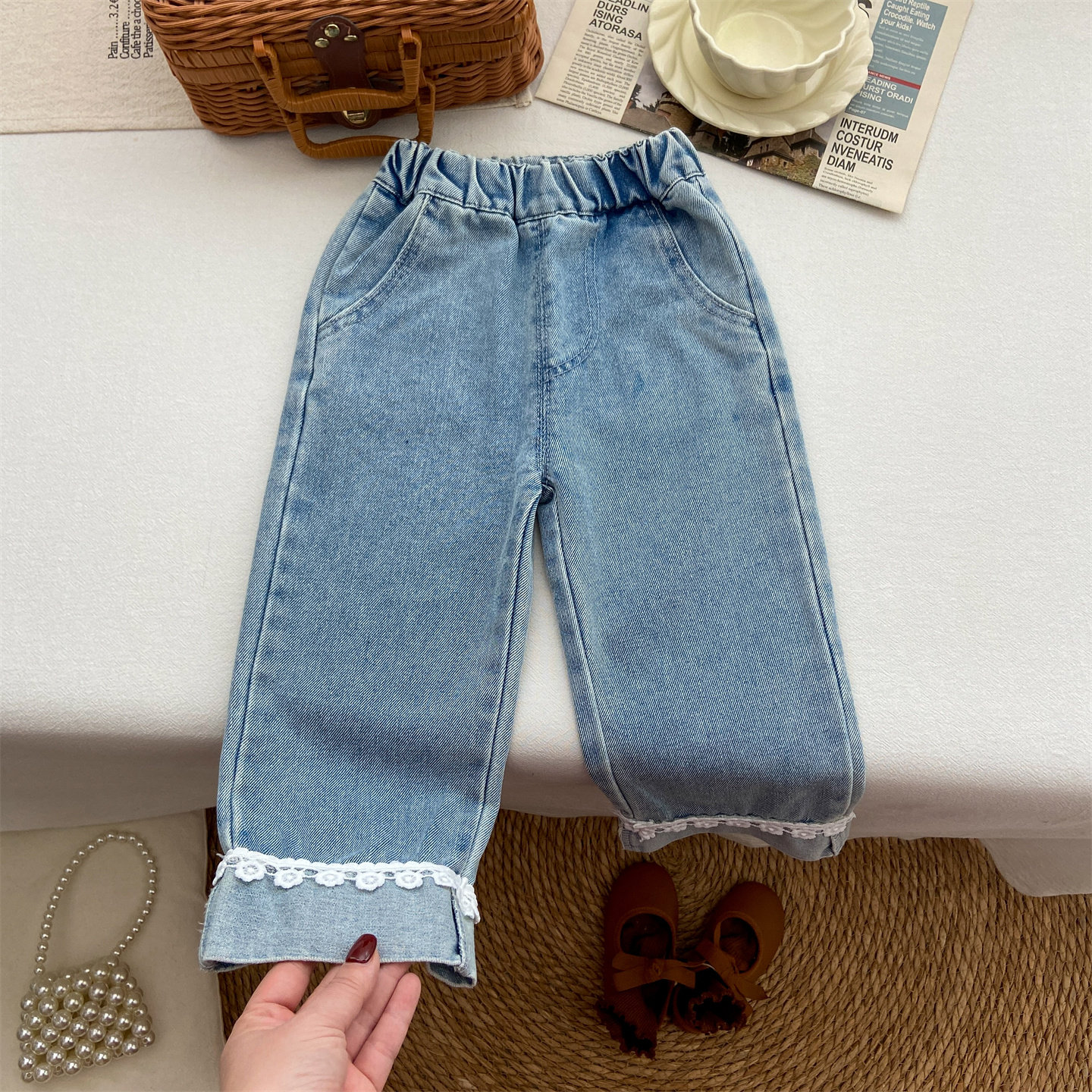 女童裤子春秋款2026新款春季韩系花边牛仔裤窄版直筒裤长裤潮