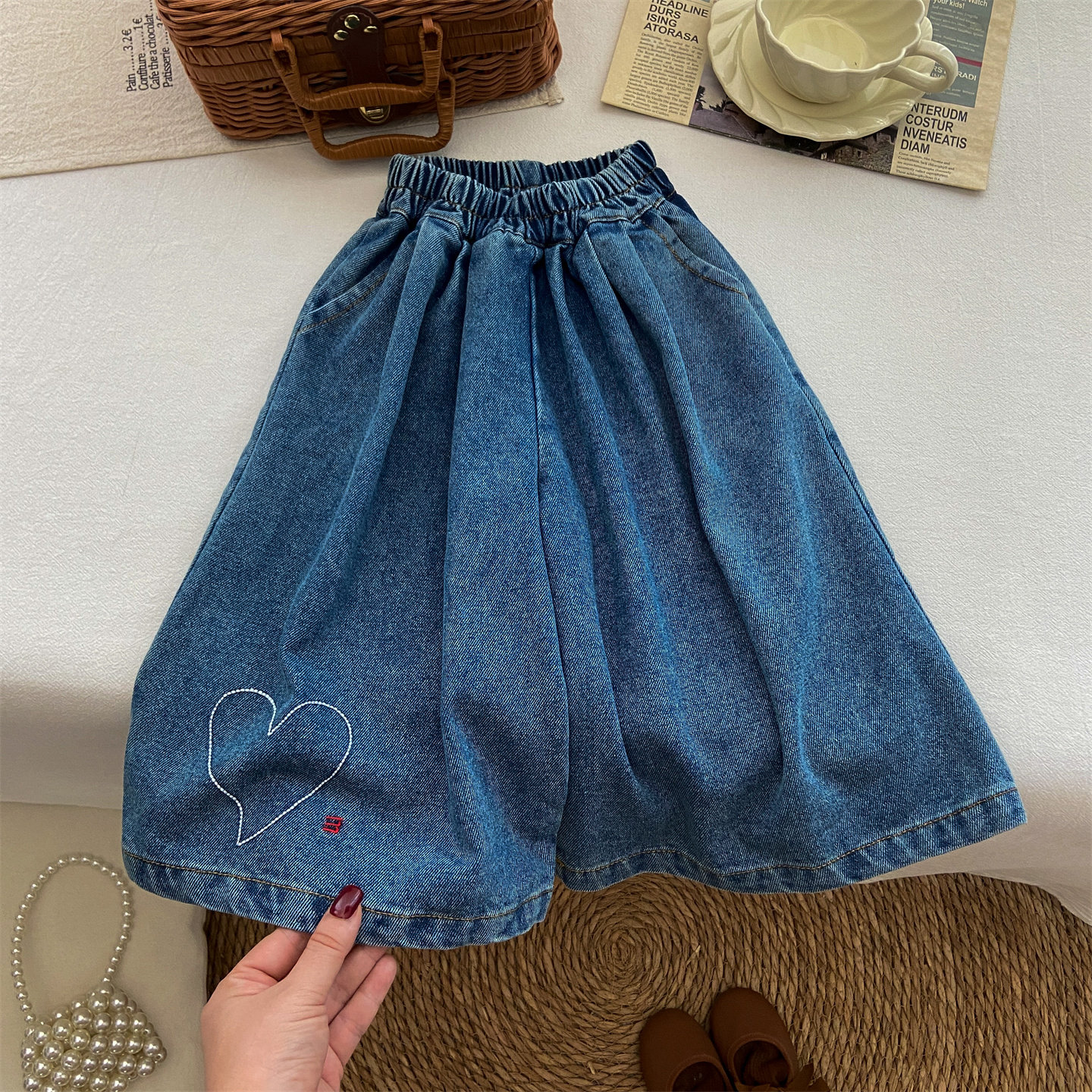 女童裤子春款2026新款洋气宽松直筒裤长裤刺绣爱心牛仔裤阔腿裤潮