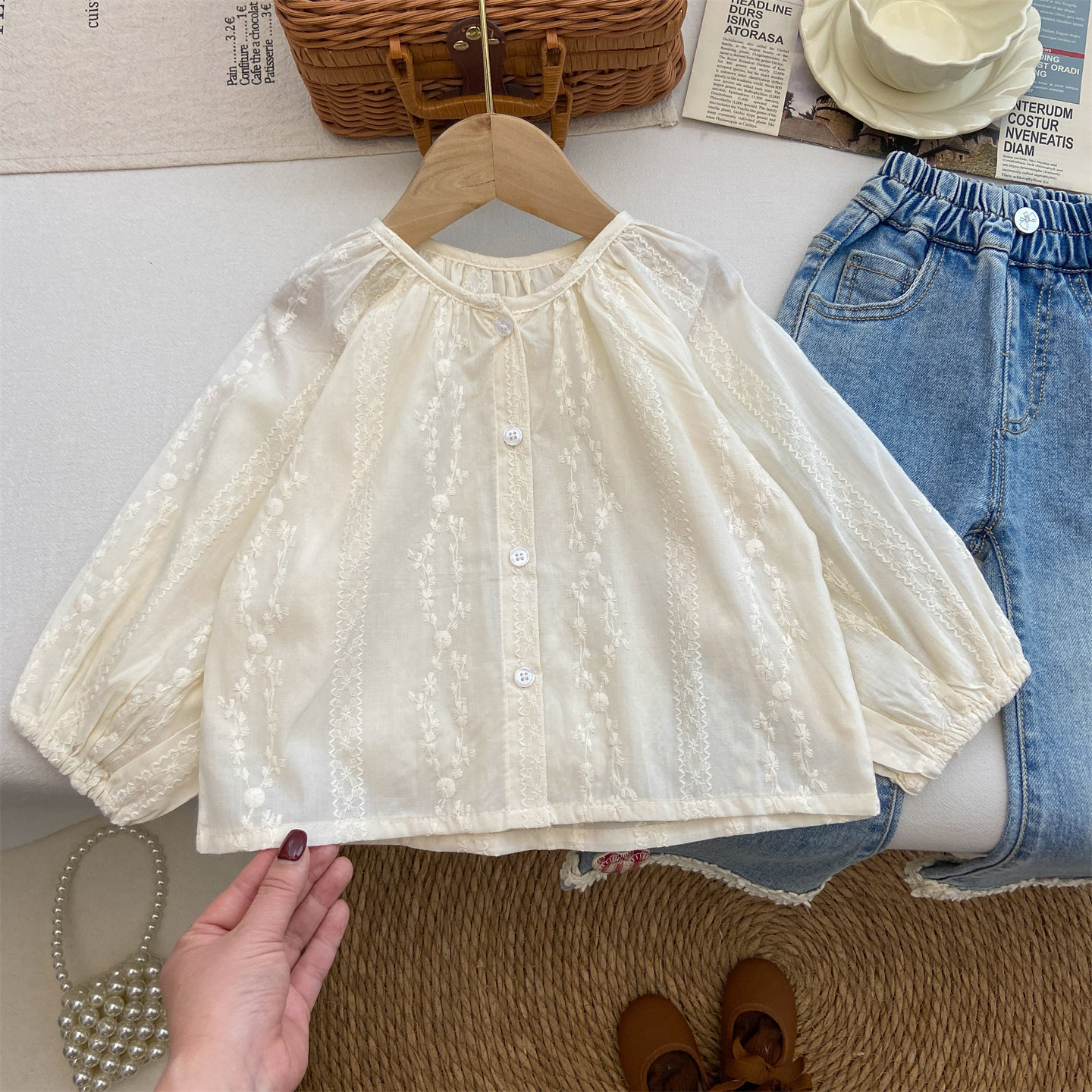 女童衬衫2026春季新款宝宝长袖圆领单排扣刺绣棉质上衣春夏罩衫潮