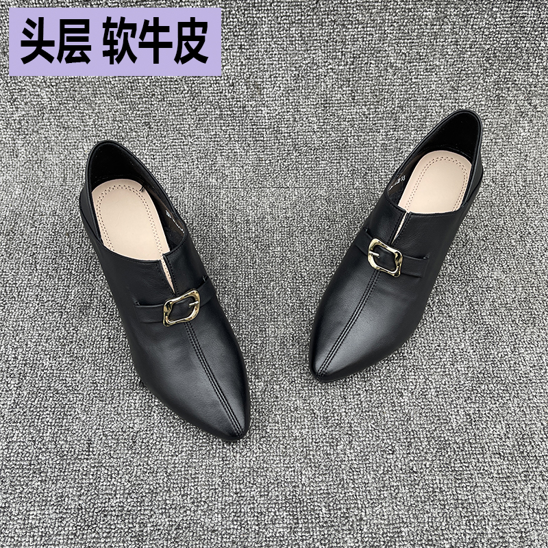 中跟软底两穿尖头深口女士小皮鞋