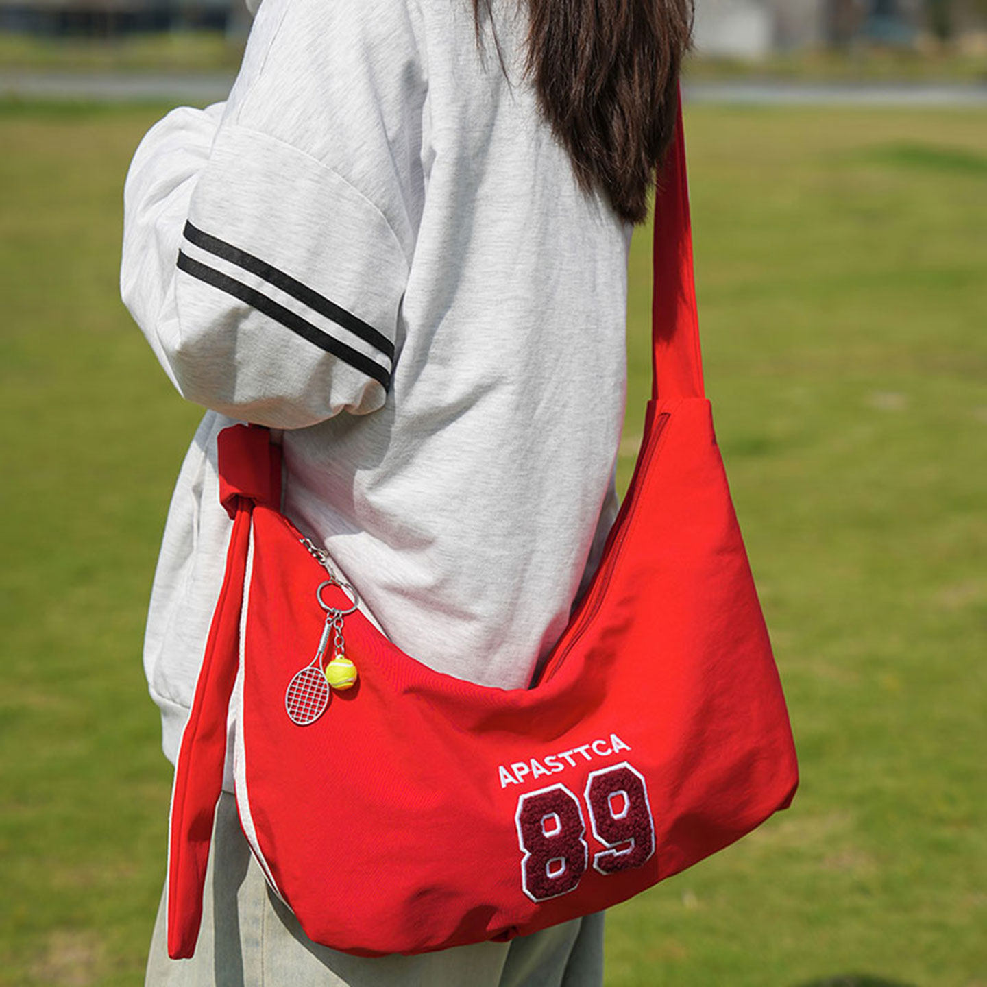 红色斜挎包女2026新款大学生小众设计感饺子包运动通勤单肩包男潮