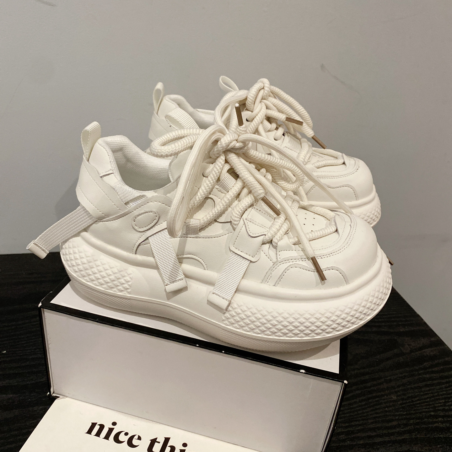 2026年新款白色厚底面包鞋女松糕休闲鞋小个子增高系带板鞋