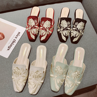 包头刺绣花朵凉拖鞋女外穿2025年新款时尚百搭一脚套平底方头半拖
