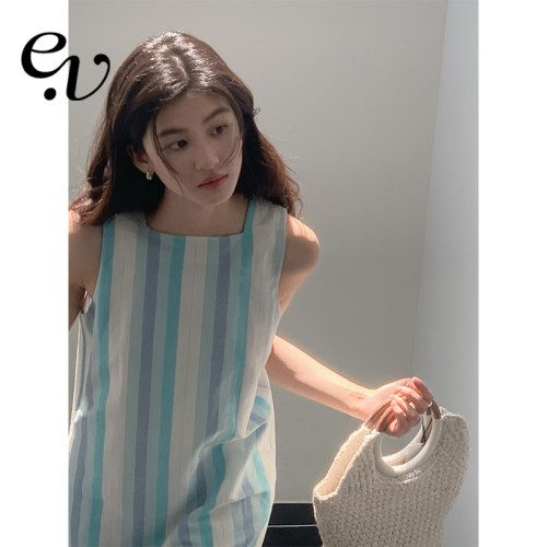 优雅松弛无袖方领竖条纹连衣裙