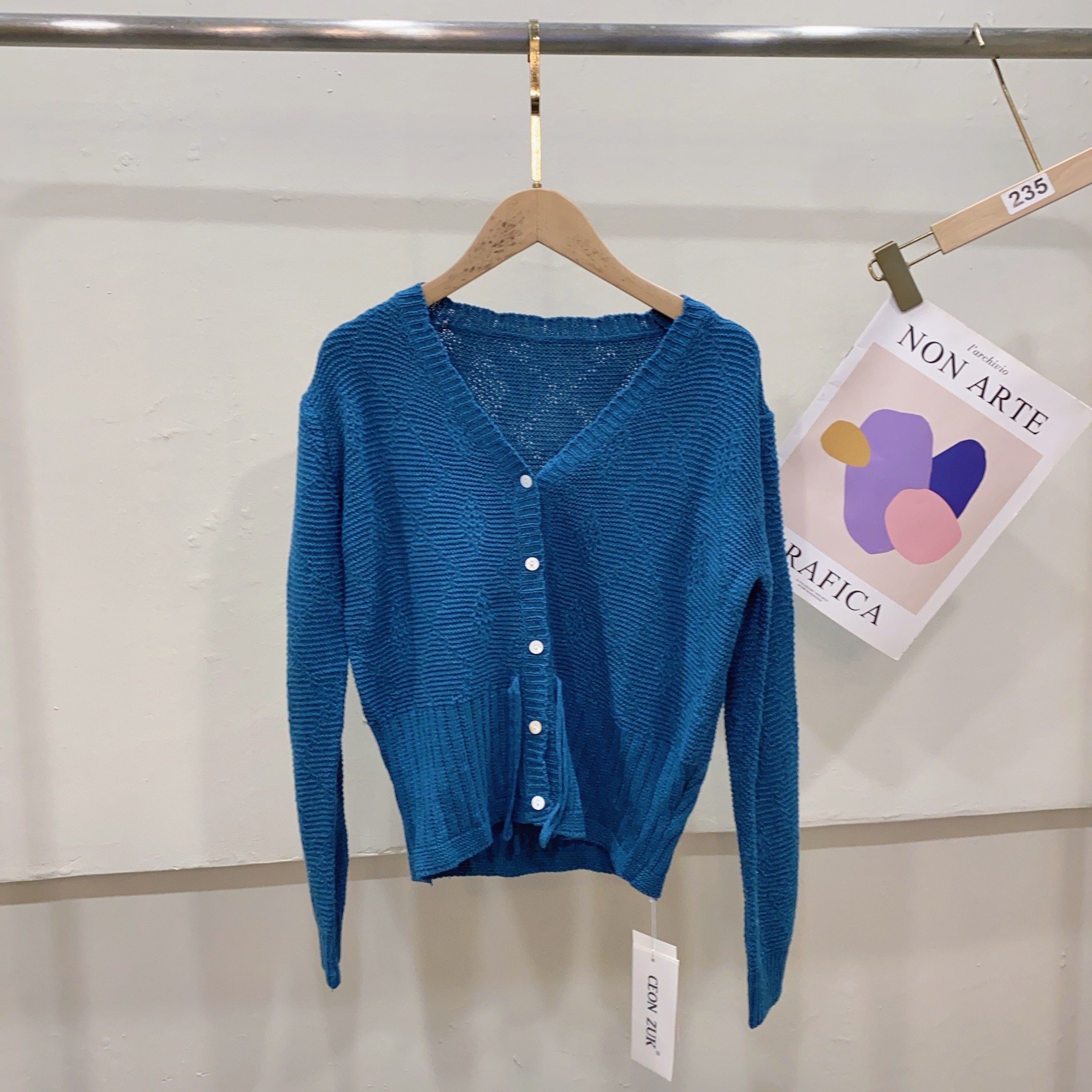 湖水蓝羊毛开衫 45%羊毛 5羊绒