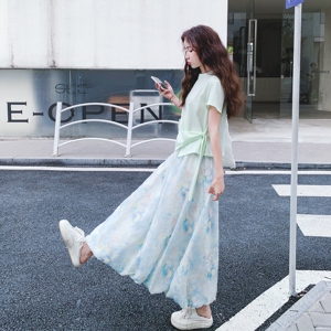 设计感不规则T恤套装裙女2025年夏季新款超好看碎花半身裙两件套图片