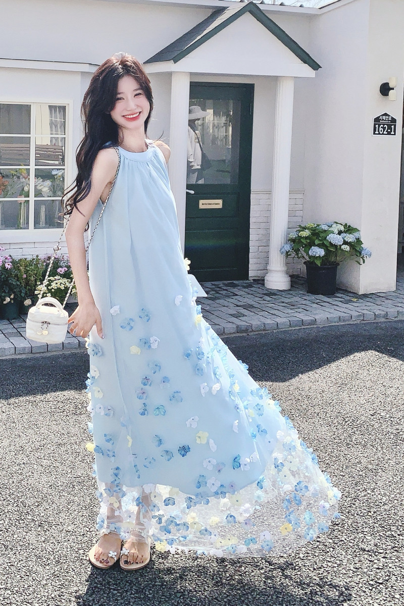 清纯系蓝色挂脖连衣裙女夏超火好看无袖薄纱宽松仙气度假长裙及踝,女装连衣裙,2C069